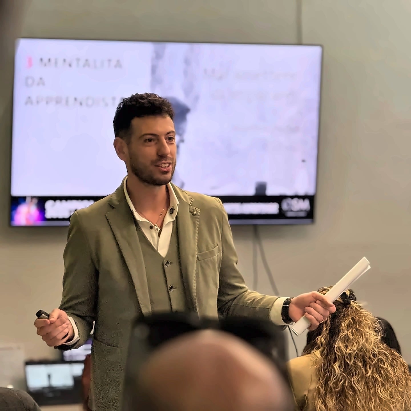 Giuseppe Andronaco in aula durante una sessione di formazione