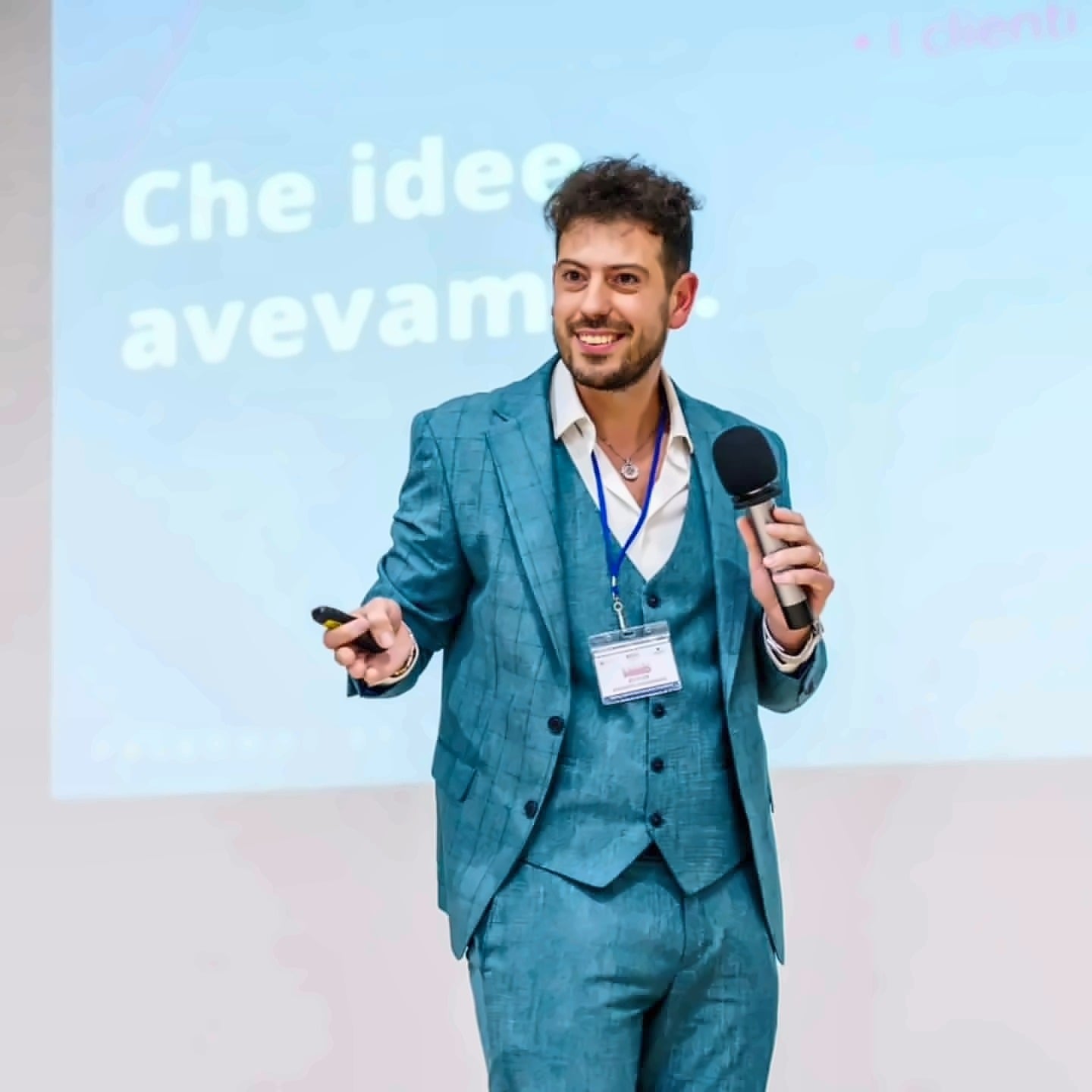 Giuseppe Andronaco durante un intervento con il microfono